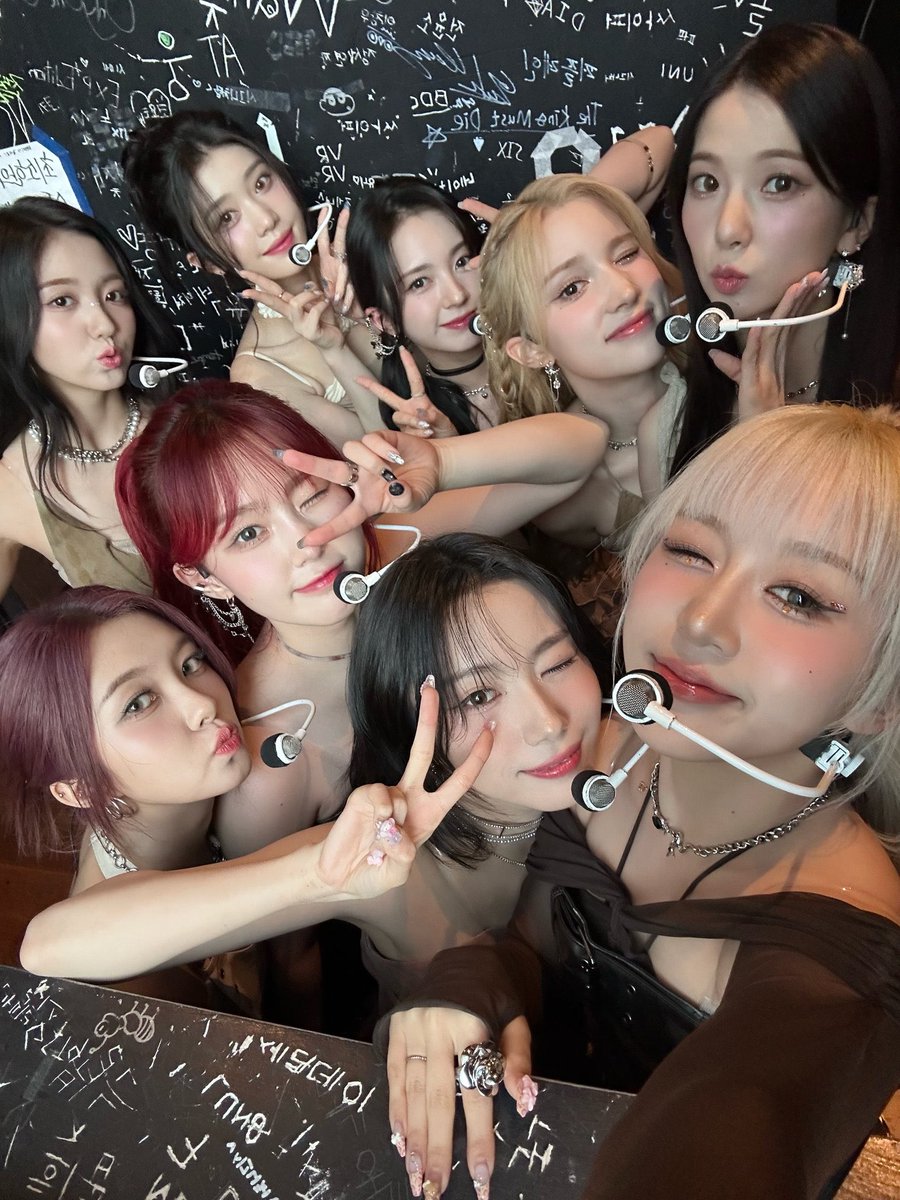 yujintothesky's tweet photo. ot9 selca since forever 😭😭😭😭😭 https://t.co/fOwrrIpAfZ