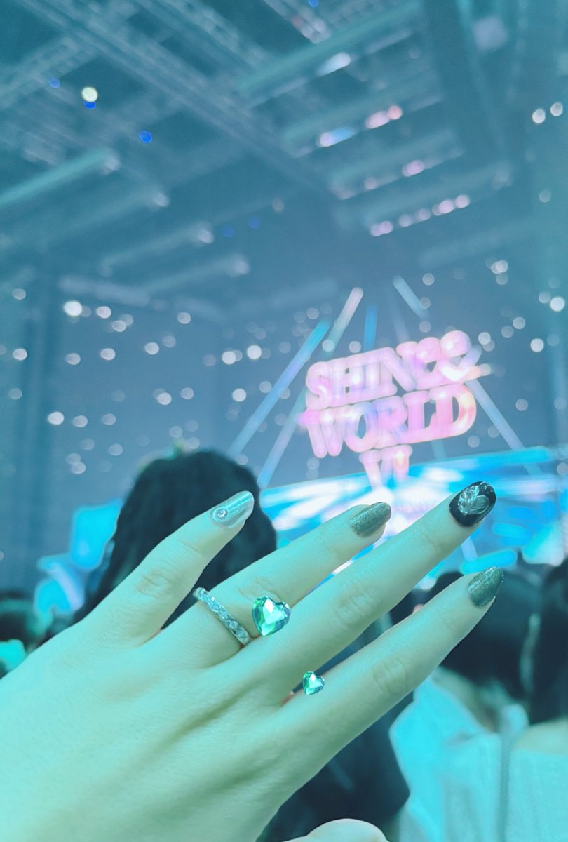 PiyoPiyoTAEMIN_'s tweet photo. SHINeeに生きてSHINeeで死すと決めたが故、実はデビュー日の5月25日に入籍したんだけど、あの…私の結婚指輪、CHANELのココクラッシュなんだよね……(;_:)🩵✨
こんな幸運（豪運）なことがあるのか🥲 
そして🇯🇵限定の5粒ダイヤなのでがっつりSHINee意識し成功したオタクとなった

 #SHINee https://t.co/BL3BpTrTtq