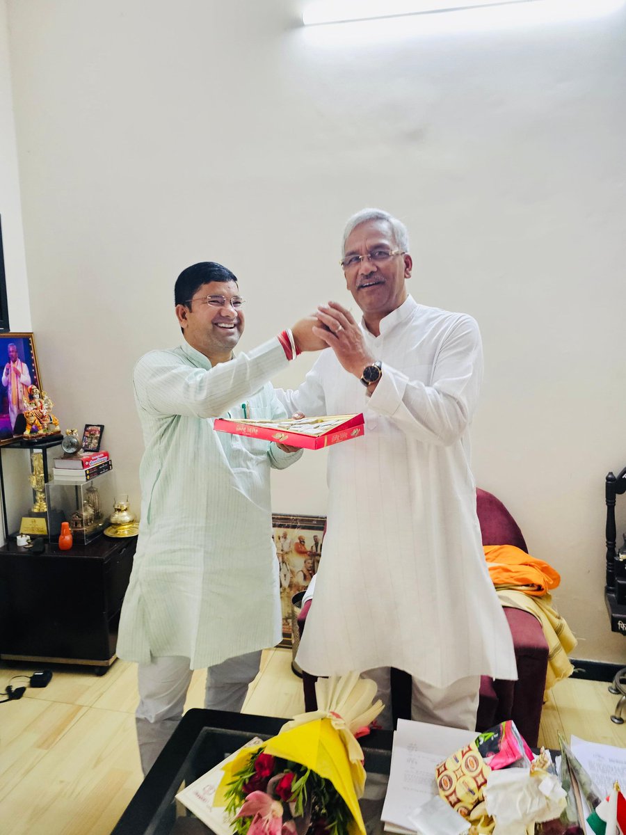 Ramesh_Gariya's tweet photo. उत्तराखण्ड के पूर्व मुख्यमन्त्री व वर्तमान में हरिद्वार लोकसभा के नव निर्वाचित सांसद माननीय श्री @tsrawatbjp को उनके आवास जाकर  
सांसद बनने पर बधाई व शुभकामनायें दी। https://t.co/CYuLsR7Dvq
