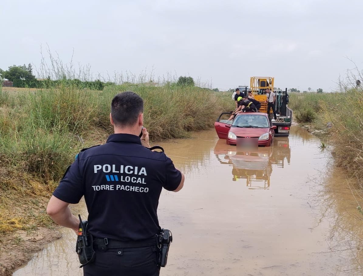 12.00 h. Miembros de <a href="/PCivilTPacheco/">Protección Civil Torre Pacheco</a> han rescatado a 3 personas atrapadas en su vehículo en un camino inundado en #TorrePacheco. 
<a href="/BomberosCEIS_RM/">Bomberos Región de Murcia - CEIS</a> fueron movilizados, pero no fue necesaria su intervención.

 ▶️noticias.112rmurcia.es/?VWlqt

(Imagen facilitada por la Policía Local)
