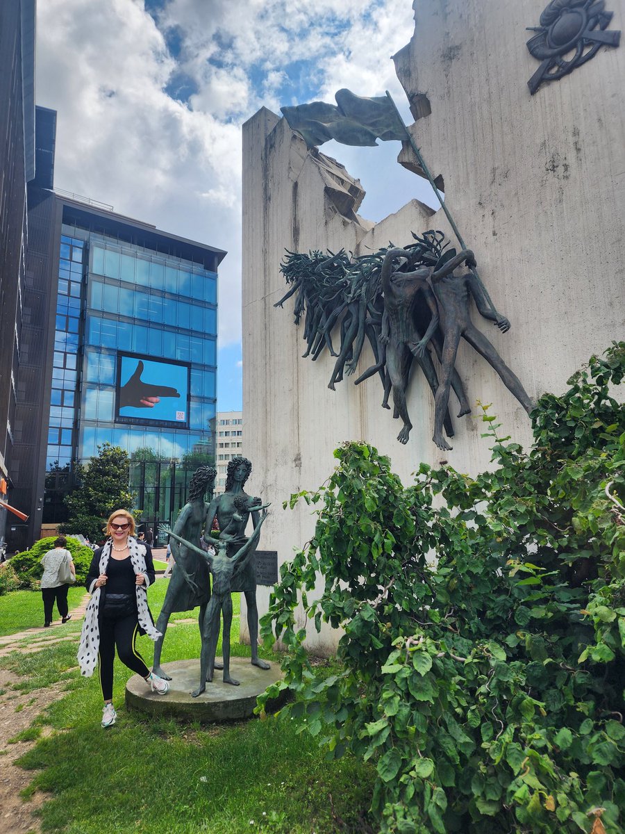 tirzha's tweet photo. Sin filtro x #Milano clima como si fuera L.A. fresquito en la sombra y el sol caliente. 70° #MilanoCentro #VivelaVidaqAmas https://t.co/eRlu0yWlXs