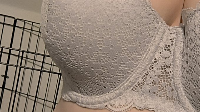 Un bonjour rapide par ici avec mon nouveau soutif 🥰   Rdv sur https://t.co/eFPfAJwHGQ ce week-end pour<a href="/tag/vendrediseins"class="tags"><span>#vendrediseins</span></a>