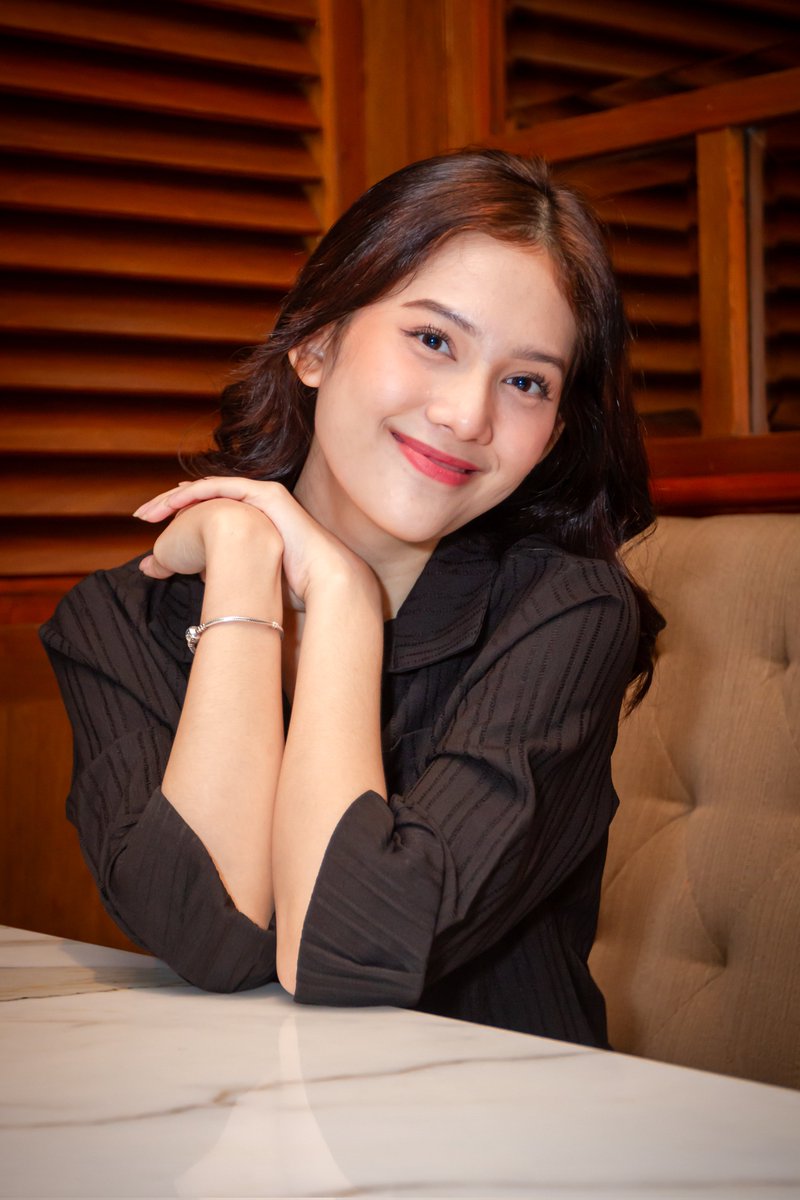 yurisdewandaru's tweet photo. Tak perlu ayunan tongkat bertabur serbuk cahaya atau berucap abrakadabra; senyum manisnya pun punya aura magis yang sama.. 🪄✨

💕 @yessicatmra 🩷 https://t.co/zvBmwPAIsc