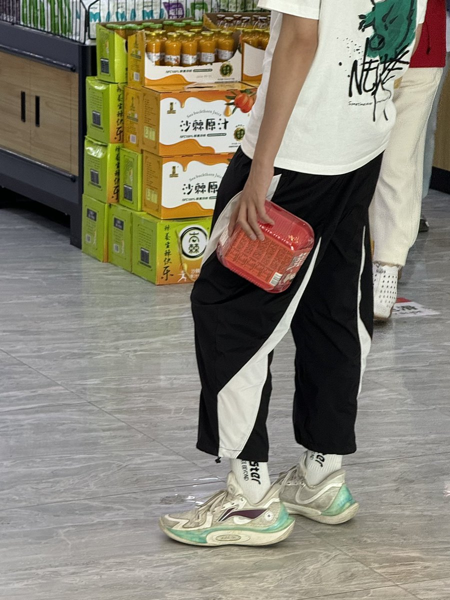 HyperNike4's tweet photo. 好想把他据为己有，然后……😈 https://t.co/LlGk40yRJX