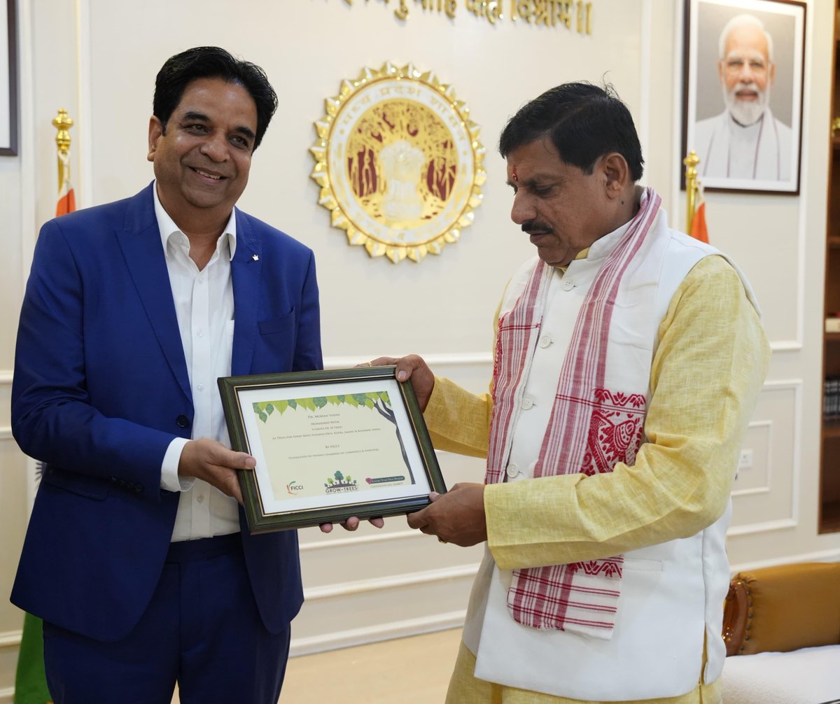Industryminist1's tweet photo. .@ficci_india MP leaders, @shaktidinesh & @mishra_saurabh, met Hon'ble Chief Minister of Madhya Pradesh @DrMohanYadav51 to discuss boosting investments, improving industrial infrastructure, and supporting startups in the state.
#MPInvestment #StartupMP #InvestMP https://t.co/rQJAA0myfF
