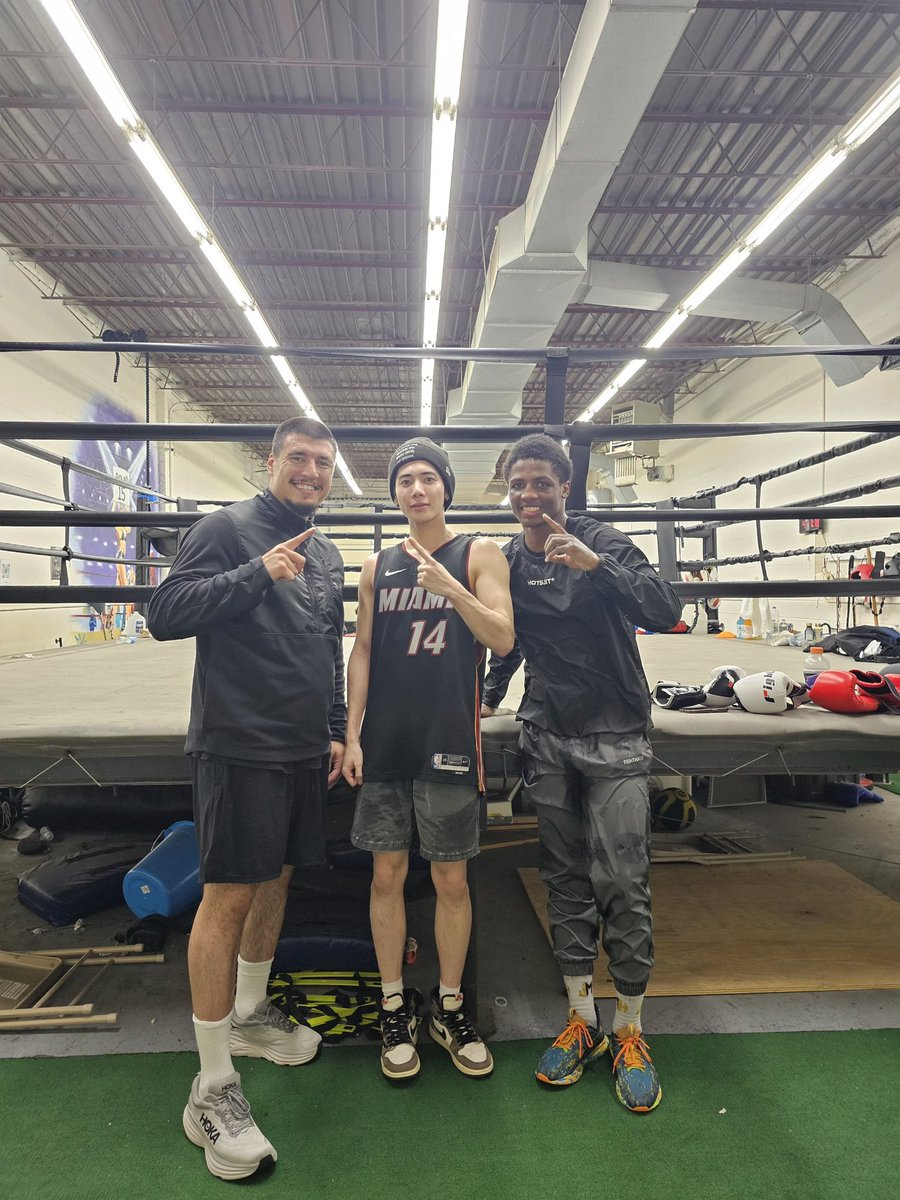 Dusty30th's tweet photo. Fun day at the gym the other day Taehyun of @TXT_bighit was in town . Don’t let the singing fool you he can fight ! Big boxing fan he came in and worked out in the heat .worked out with me and took time to talk about  @JalilMajorHcktt big fight coming up. https://t.co/cM3rVXOu4V