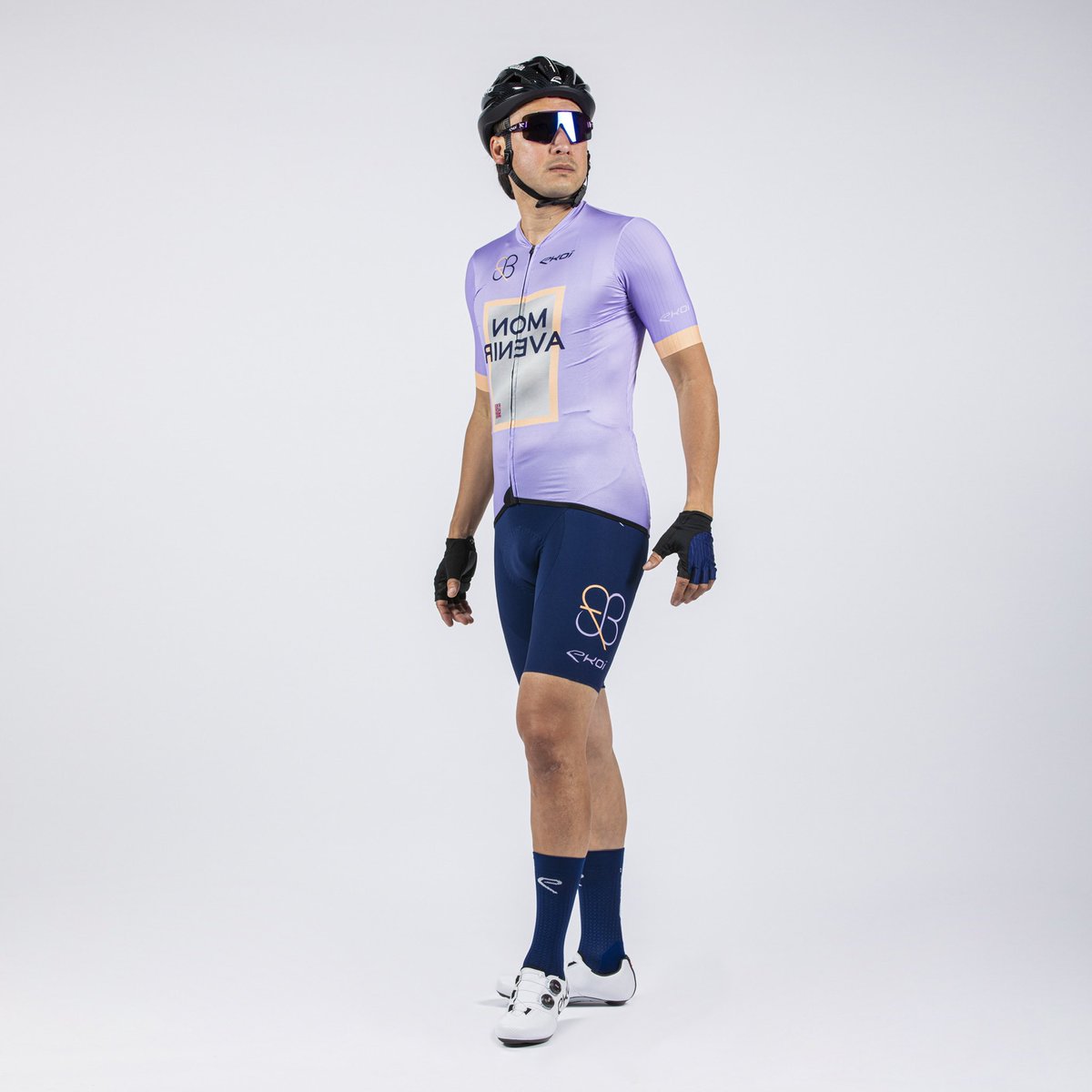 Fumybeppu's tweet photo. 💥New release💥

EKOI X FUMY BEPPU Collection 2024 

EKOIとのコラボジャージ第三弾をリリース

今回のコンセプトは「シンプルで革新的なデザイン」です。

サイクリングジャージにおける芸術性、歴史、そして未来への可能性を表現するため、アジアとヨーロッパの感性が融合しました。

・象徴的な〇□△の図形

〇□△は世界中で至る所に存在する形状ですが、それぞれで異なる意味を与えられて用いられています。シンプルな形状ですが、ジャージに大胆にレイアウトすることで革新的なデザインへと仕上げました。

〇はビブショーツに、△はジャージの背中にそして□は胸に配されており、トータルでコーディネートすることで本当の意味が表現できるよう意図されています。

・書道

書道の精神もデザインに取り入れられました。書道は東洋を代表する芸術形式であり、古代から存在し、文字を通じて自己を表現します。

書道は心の鏡とも言われており、多くのサイクリストが洗練されたトレーニングで鍛錬する姿は、書道の精神に通じるものがあります。

腹部あたりにあしらわれた赤いQRコードも、書道の篆刻印をイメージしています。

・鏡文字でデザインされた「MON AVENIR」

書道は「心の鏡」という精神を表現するため、鏡文字でデザインされています。

「MON AVENIR」はフランス語で「私の将来」を意味します。既成概念に縛られない将来を目指すため、物理的、精神的な芸術性が高い鏡文字でデザインされています。文字の色も墨からインスピレーションを得ており、□の枠からはみ出した文字も「型にはまらない姿」を表しています。

・ACROSSトーチ（たいまつ）

自身が少年期に所属していたクラブチームのウェアに使われていたトーチのモチーフがポケットの中にあしらわれています。

サイクルジャージのポケットの中に隠されたモチーフですが、トーチが東京からパリへとACROSSするという2024年モデルに相応しいシークレットデザインとなっています。

自分の原点でもあるポケットの中のトーチから背中の長く伸びる△の道は、現代のEKOIとFBに行き着きます。

コーディネートしやすいデザインはもちろんカラーリングやXSサイズ、腕にフィットする袖口、ビブのバンドなど細部に渡り品質にこだわりました。

購入リンクは↓から

サイクリングジャージ
https://t.co/ZyhafbvUXV

サイクリングビブショーツ
https://t.co/cD5bRcdSQJ
#EKOI