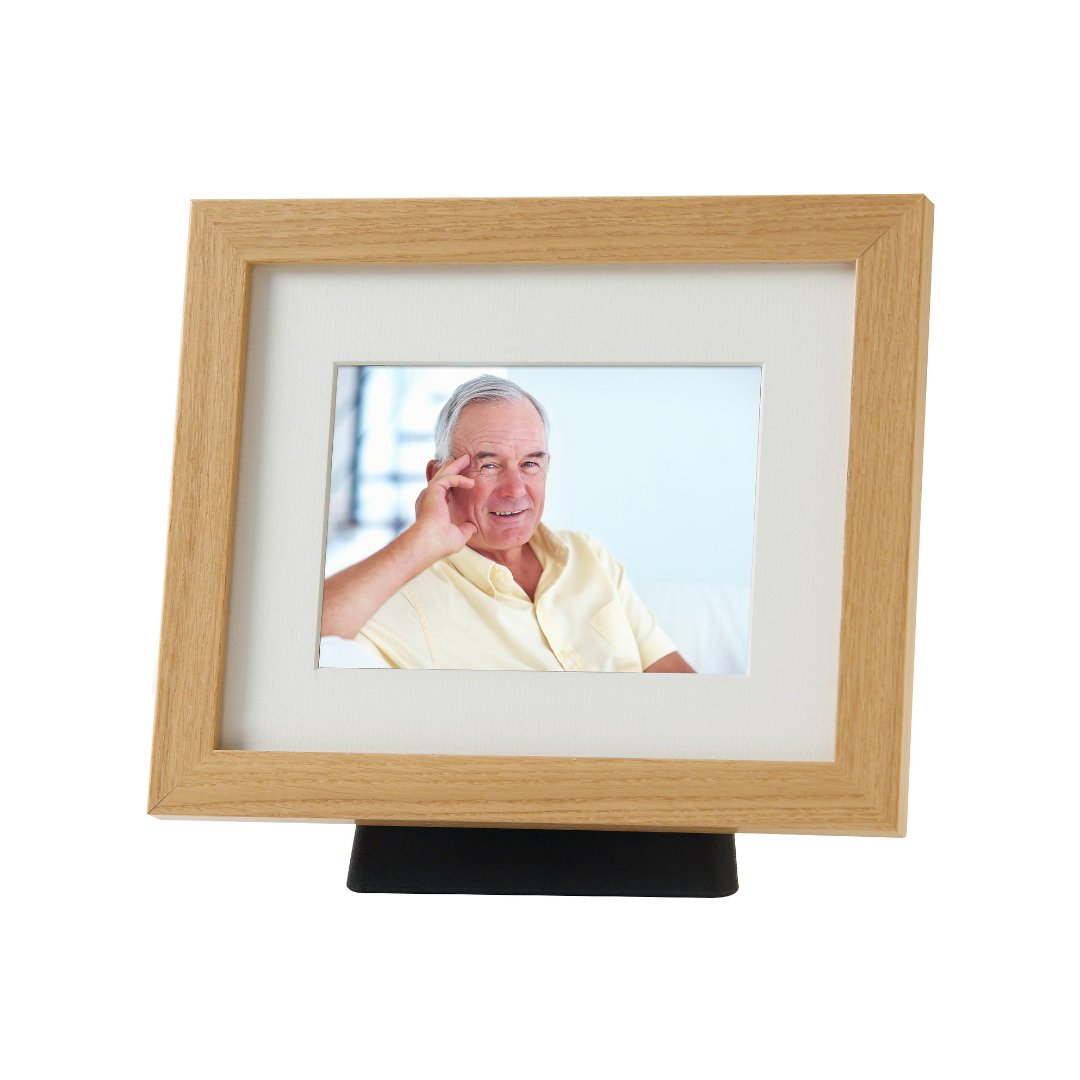 jgfielderandson's tweet image. Keep your loved ones close with this oak photo frame and ashes pod. Displaying a photograph is a lovely way to remember your happy memories with them.
#Ashes #Urn #PhotoFrame #FuneralDirector