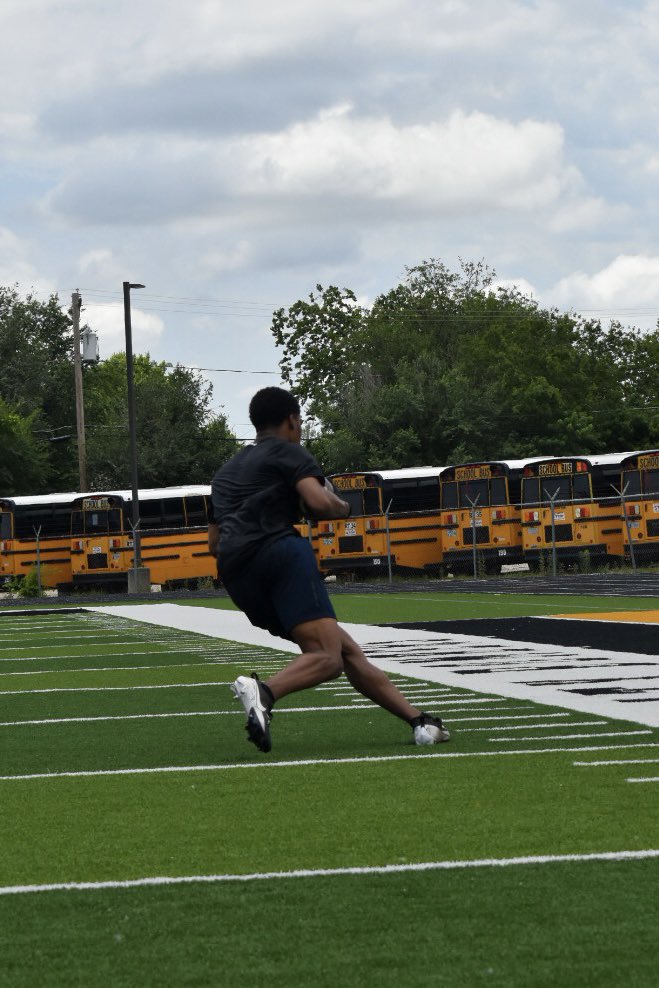 QBimpact's tweet photo. @MACBulldogsFB WR @seneca2704 in the lab, working on his craft over the summer!! @CoachGeorge5 https://t.co/jfm7e6c3xa