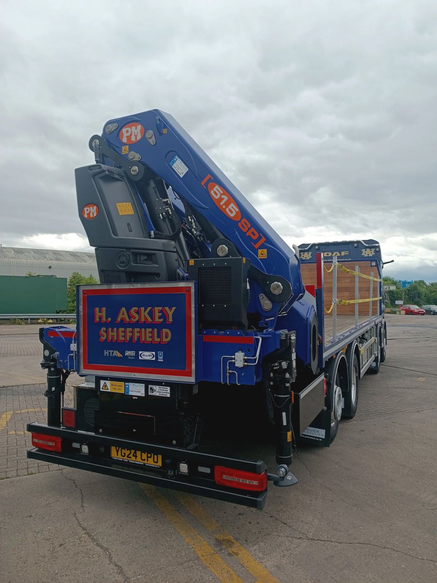 MotusDAF's tweet image. Stephen O'Keefe, Area Sales Manager, recently delivered this FANTASTIC completed DAF XD 450 FAX chassis to H Askey Transport! 🤩

You definitely won't miss this one out on the roads! 🛣️

#DAFTrucksUK #DAFXD #Handover #Trucking #MotusDAF #MotusCommercials