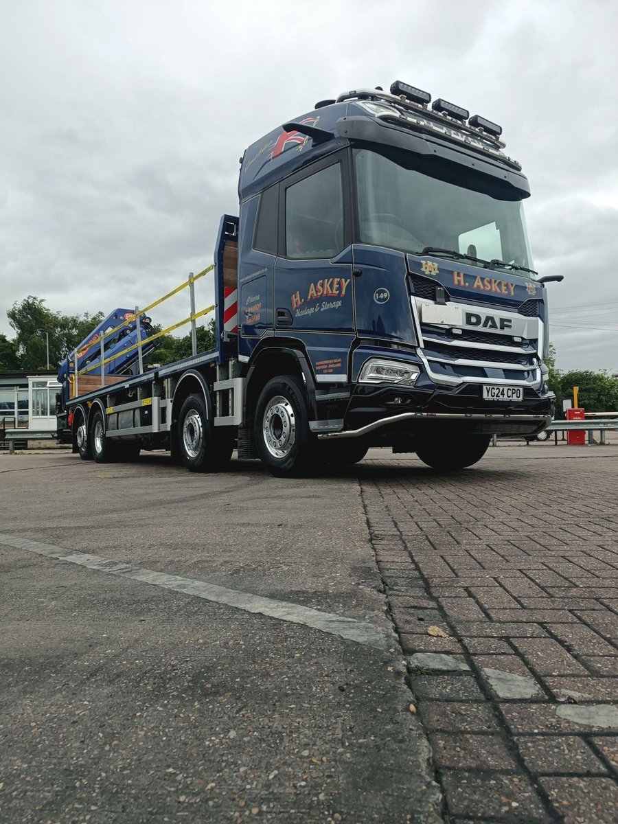 MotusDAF's tweet image. Stephen O'Keefe, Area Sales Manager, recently delivered this FANTASTIC completed DAF XD 450 FAX chassis to H Askey Transport! 🤩

You definitely won't miss this one out on the roads! 🛣️

#DAFTrucksUK #DAFXD #Handover #Trucking #MotusDAF #MotusCommercials