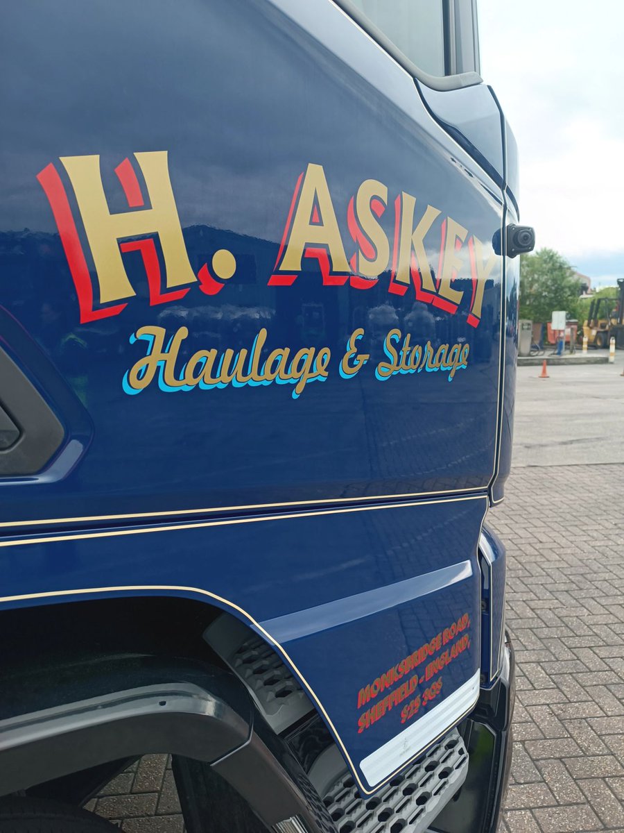 MotusDAF's tweet image. Stephen O'Keefe, Area Sales Manager, recently delivered this FANTASTIC completed DAF XD 450 FAX chassis to H Askey Transport! 🤩

You definitely won't miss this one out on the roads! 🛣️

#DAFTrucksUK #DAFXD #Handover #Trucking #MotusDAF #MotusCommercials