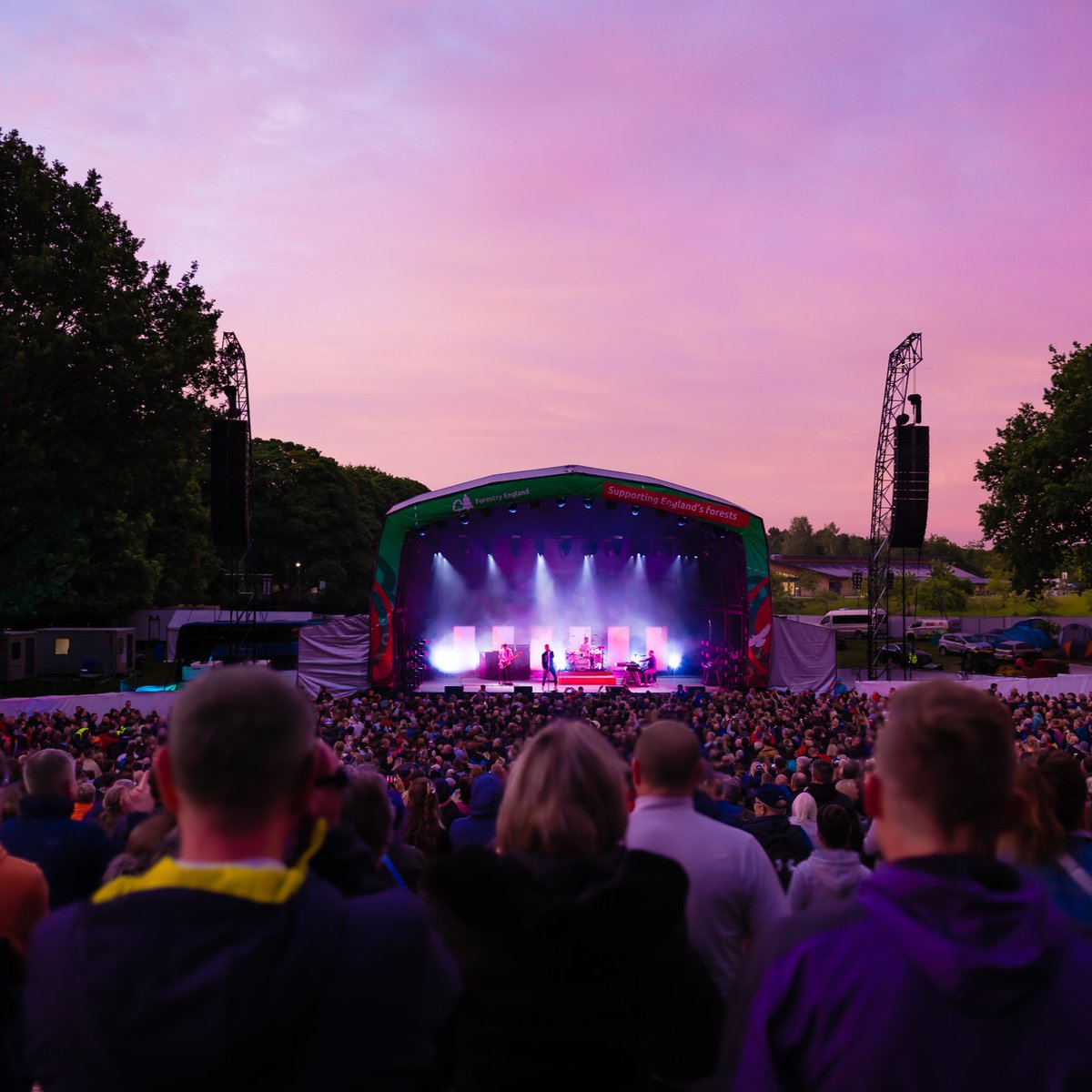 ForestryEngland's tweet photo. And so it begins 🎤

#ForestLive24 kicks off this evening at Delamere Forest with the one and only @BeckyHill 🌲 

Pack your rain mac and your dancing shoes, and check out our handy FAQ page before you go 👉 https://t.co/9vsP7yNoJt https://t.co/GPoPl3ksO5