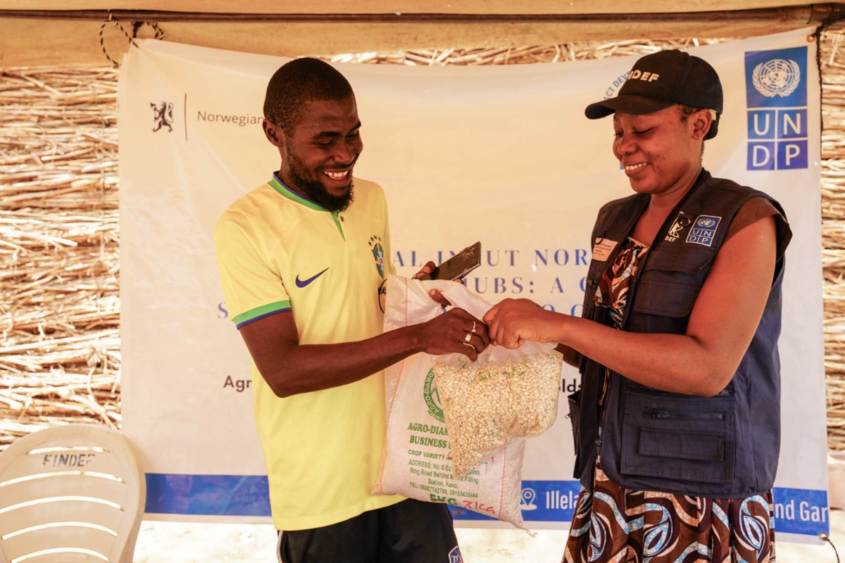 UNDPNigeria's tweet photo. To enhance climate-smart agriculture, @UNDP 🇳🇬, distributed improved seedlings to 500 individuals in rural communities in #Illela LGA of #Sokoto. This initiative will help local farmers boost their resilience to climate change &amp; increase agricultural productivity. @NorAmbNigeria https://t.co/LxfA2mQMNn