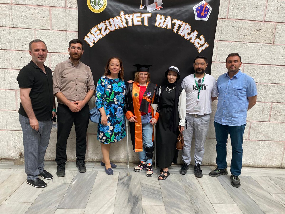iumerkezkutup's tweet photo. Çalışma arkadaşımız Emriye Kaya @istanbuledutr @iufen Moleküler Biyoloji ve Genetik Bölümü’nden mezun oldu. Arkadaşımızın mezuniyet törenine katılarak tebriklerimizi bildirip,  akademik hayatının devamı için destek ve başarı dileklerimizi dile getirdik. https://t.co/ljLkZq1qIb