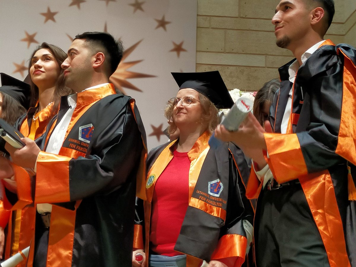 iumerkezkutup's tweet photo. Çalışma arkadaşımız Emriye Kaya @istanbuledutr @iufen Moleküler Biyoloji ve Genetik Bölümü’nden mezun oldu. Arkadaşımızın mezuniyet törenine katılarak tebriklerimizi bildirip,  akademik hayatının devamı için destek ve başarı dileklerimizi dile getirdik. https://t.co/ljLkZq1qIb