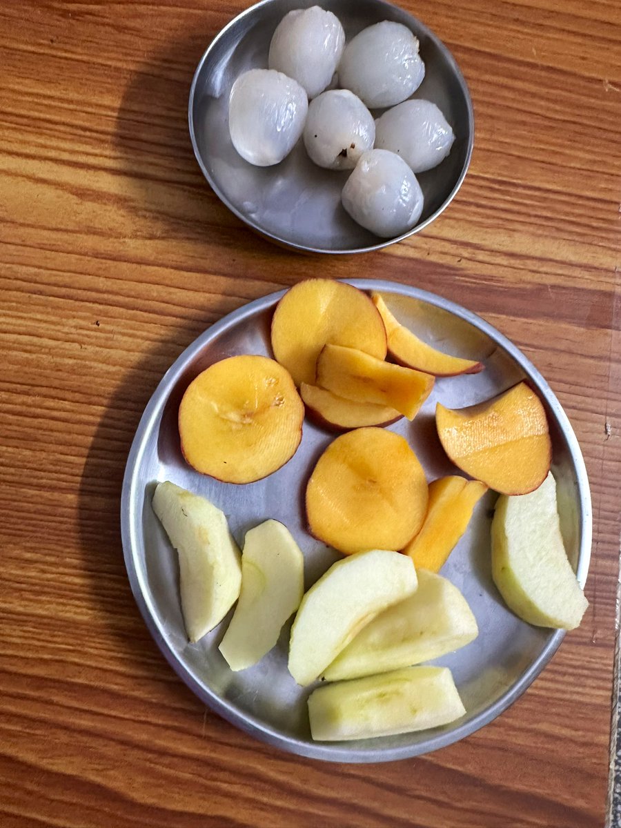 free_style_chef's tweet image. This is how family expresses their love. 

Peeled and washed fruits arrive in your room in between meals without asking. Lychee, Peach, Melon, Apple, &amp;amp; Plum. 

Does your family do this too? 

#fruits #lychee #peach #apple #fresh #fruity #fruittray