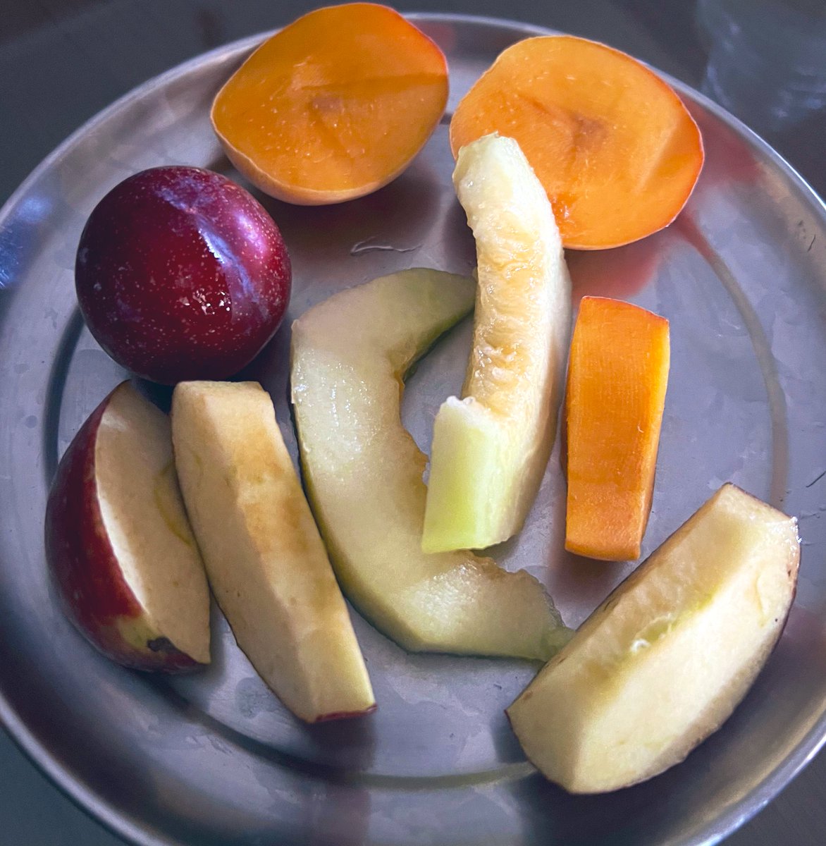 free_style_chef's tweet image. This is how family expresses their love. 

Peeled and washed fruits arrive in your room in between meals without asking. Lychee, Peach, Melon, Apple, &amp;amp; Plum. 

Does your family do this too? 

#fruits #lychee #peach #apple #fresh #fruity #fruittray