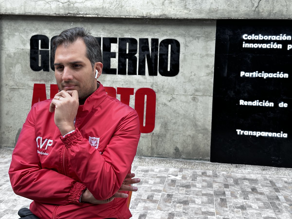 CVPBogota's tweet photo. Nuestro director @fernandezjca habló en #iBoTalks sobre Gobierno Abierto y cómo se está implementando en la CVP. "Según la OCDE, 1 de cada 10 personas confía en las instituciones. Para solucionarlo debemos replantear la forma en la que nos relacionamos con la ciudadanía"
🧵1/3 https://t.co/wCorRSMbXG