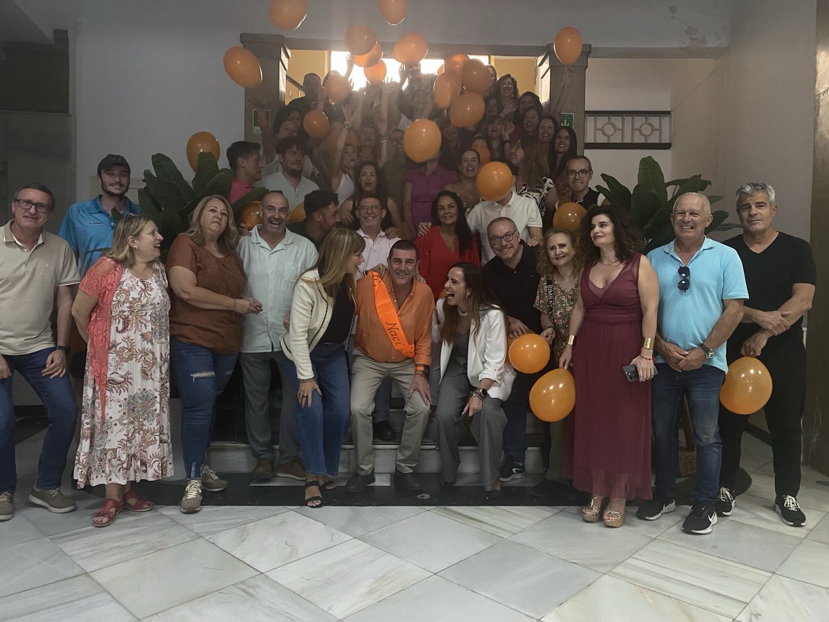 Ayer fue un día inolvidable,  lleno de emociones y afectos en el que mis compañeros de la delegación territorial de la Junta de Andalucia me hicieron una despedida como jefe de acción e inserción social con tanto cariño y reconocimiento que me sentí abrumado.
Seguimos …