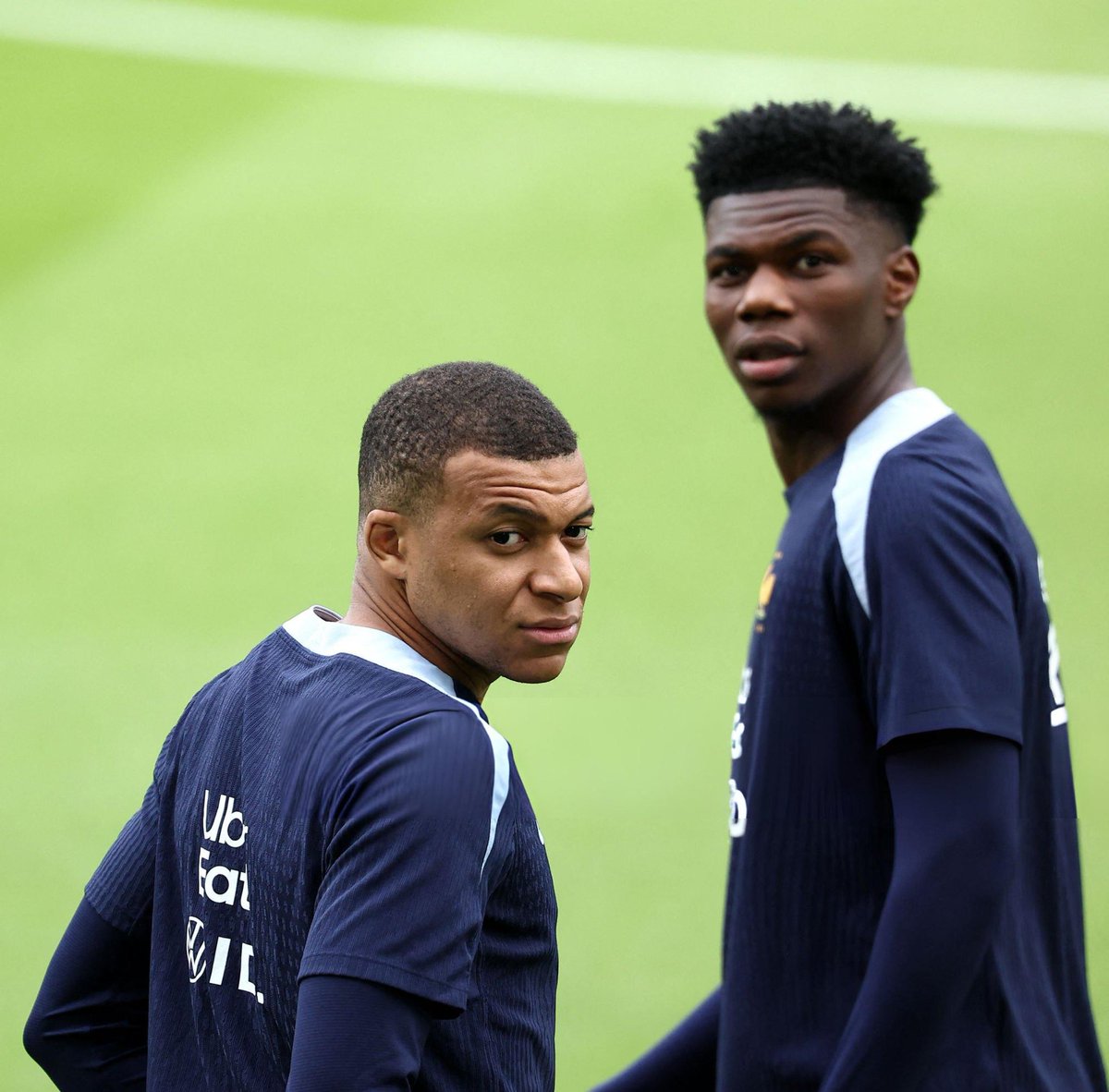 MadridXtra's tweet photo. 🗣️ Kylian Mbappé: “Tchouaméni is a thoughtful person with a well worked mind. He’s on a constant quest for perfection, so he pays close attention to detail. For example, he’s very attentive to video work, takes his matches very seriously & asks a lot of questions. 

There have even been times when he’s asked me about things I’ve done or choices I’ve made. His curiosity demonstrates his great intelligence.” @OuestFrance