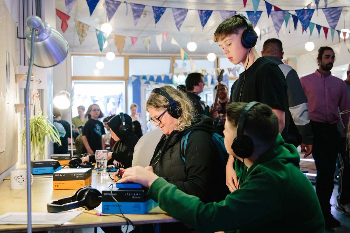 knowlewestmedia's tweet photo. Recently celebrated our first SoundWave Festival! Young people from SoundWave &amp; SoundWave+ ran workshops, craft activities &amp; facepainting alongside sharing podcasts they made &amp; fantastic performances. Plus fresh pizza donated by @pizzarova + info on wellbeing from @otrbristol 🤩 https://t.co/9Yf4X7w1oo