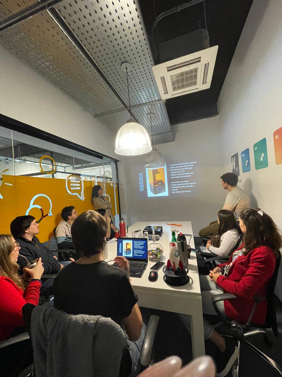 workwithplus's tweet image. ¡Taller interno WorkWithPlus! ✨

Ayer Francisco Rosello, Support Manager, nos presentó las bases sobre impresión 3D, curiosidades, y trajo algunas de sus creaciones 🚀

¡Gracias Francisco por tu aporte! Y por el llavero de cohete de regalo, muy representativo de #WorkWithPlus🎁