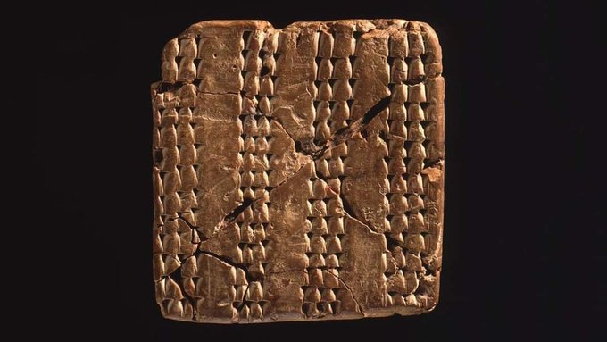 Tablilla babilónica de Nippur que data del año 1500 a. C. Representa un ejercicio escolar para un estudiante de primer grado, ya que escribe repetidamente con tornillos verticales para practicar la escritura.