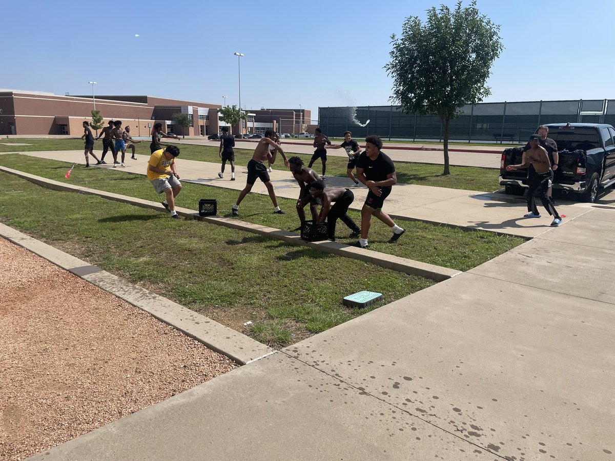 SeguinCougarFB's tweet photo. Finishing the week strong! Skills and drills, lift, stations and finishing with a water balloon fight! #SeguinNation #Southside #Family @coachjoegordon @blin_jr https://t.co/VLz64icSeL