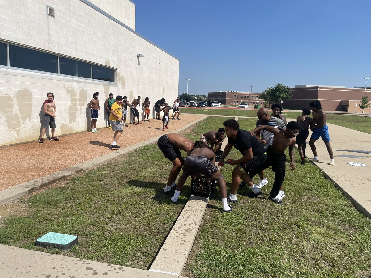 SeguinCougarFB's tweet photo. Finishing the week strong! Skills and drills, lift, stations and finishing with a water balloon fight! #SeguinNation #Southside #Family @coachjoegordon @blin_jr https://t.co/VLz64icSeL