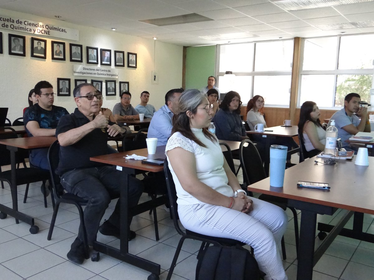 UgVida's tweet photo. 🌟 El Dr. Tadachika Nakayama de la Universidad Técnica de Nagaoka visitó a estudiantes de química en la DCNE en Guanajuato para hablar sobre innovaciones en ingeniería de materiales aplicadas a la robótica y el mercado tecnológico. https://t.co/6SywEE9gbL