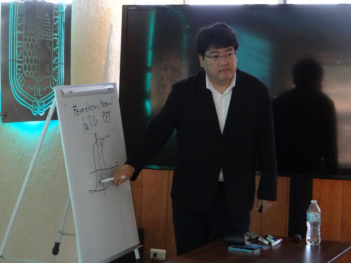 UgVida's tweet photo. 🌟 El Dr. Tadachika Nakayama de la Universidad Técnica de Nagaoka visitó a estudiantes de química en la DCNE en Guanajuato para hablar sobre innovaciones en ingeniería de materiales aplicadas a la robótica y el mercado tecnológico. https://t.co/6SywEE9gbL