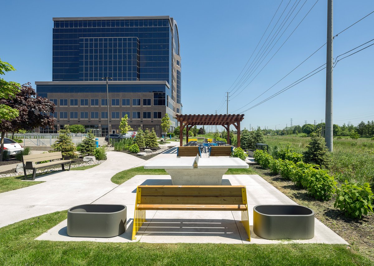 Introducing the latest addition to 2630-2680 Skymark–our vibrant outdoor amenity space! Perfect for relaxation and recreation, this area features seating, a variety of outdoor games, and lush greenery, creating an ideal environment for both work and play.
crownrealtypartners.com/properties/sky…