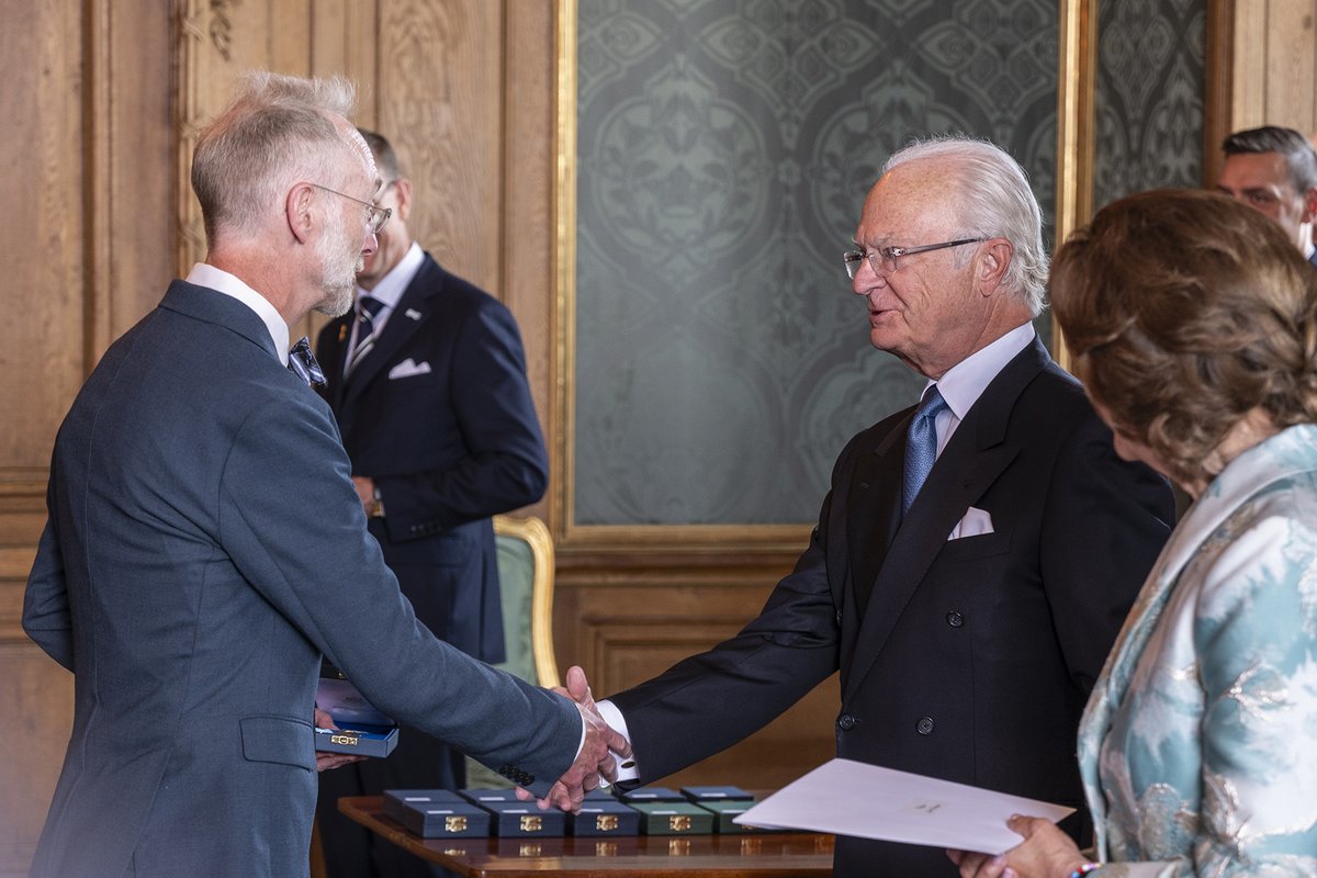Jonas Ludvigsson (@ludvigsson) on Twitter photo Oerhört hedrad och glad över att tilldelas Hans Majestät Konungens medalj av 8:e storleken i Serafimerordens band för min forskning.
<a href="/karolinskainst/">Karolinska Institutet</a> <a href="/regionorebrolan/">Region Örebro län</a> Oerhört hedrad och glad över att tilldelas Hans Majestät Konungens medalj av 8:e storleken i Serafimerordens band för min forskning.
<a href="/karolinskainst/">Karolinska Institutet</a> <a href="/regionorebrolan/">Region Örebro län</a>