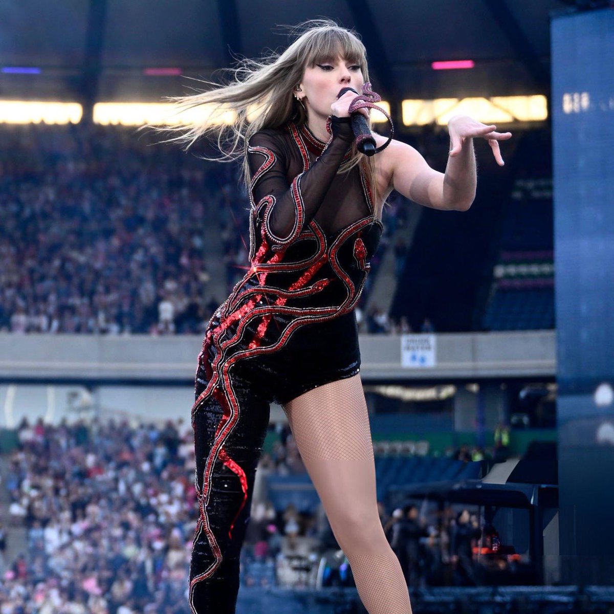 tswifterastour's tweet photo. 🚨| Taylor Swift has adjusted the temperature in Liverpool to 13℃ in honor of the 100th show of 'The Eras Tour' tonight! #LiverpoolTSTheErasTour https://t.co/tZ4LjxUsAe