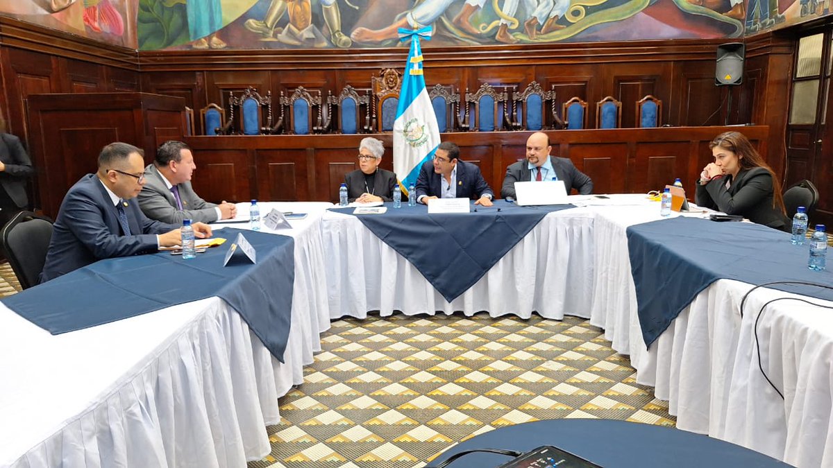 🔎 <a href="/BancadaBien/">BancadaBIEN</a> solicita información sobre auditorías a proyectos de pasos a desnivel en #Mixco y Aldea Santa Elena Barillas #VillaCanales

El primero fue denunciado y suspendido y este último se encuentra pendiente del pago de fianzas, asegura <a href="/Contraloria_gt/">Contraloría General de Cuentas</a>

📸 <a href="/KrenJuarezF/">Periodista Karen Juarez</a>
