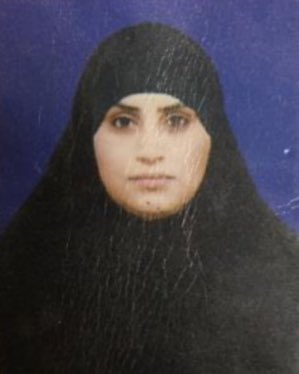 أي جريمة ارتكبتها حماس لما شنّت طوفان الأقصى، ودمرت حياة الفلسطينيين ؟!

تأمّل ملامح تلك السيدة، عادية كأي أم عربية، هي بالفعل كانت أمًا لطفلين، واسمها ‘‘خلود السعيدني‘‘..خلود كانت من سكّان مخيم البريج وسط قطاع غزة، وكانت حياتها تسير بشكل عادي، لولا إصابتها بالسرطان..مستشفيات