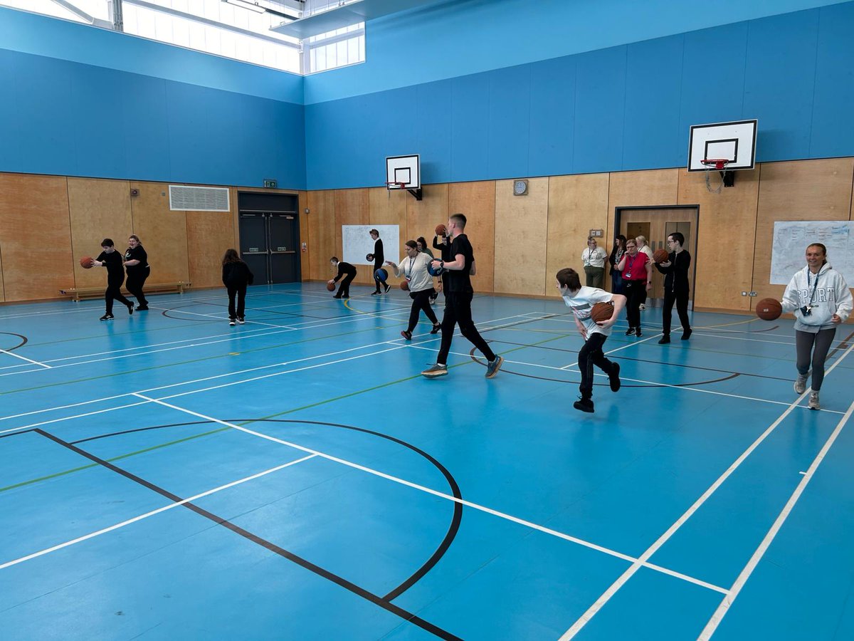 ASNRossHigh's tweet photo. Green and Tartan class loved their weekly PE 👏 today @rosshi https://t.co/sba8ggCEUR