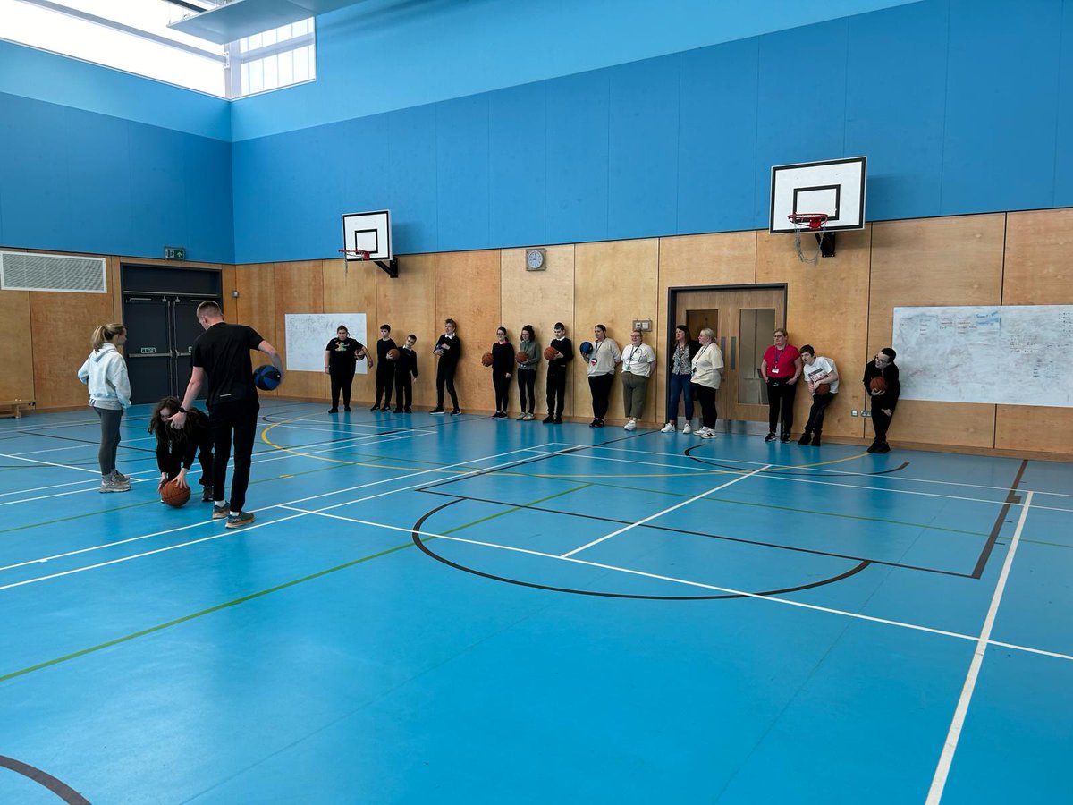 ASNRossHigh's tweet photo. Green and Tartan class loved their weekly PE 👏 today @rosshi https://t.co/sba8ggCEUR