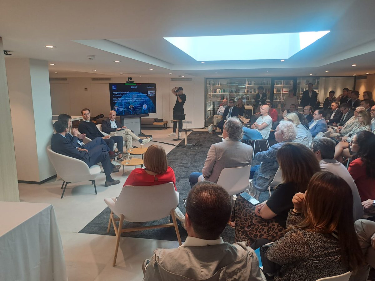 Gesvalt's tweet image. 👏 Extraordinaria jornada con aforo completísimo en el evento #ProptechSummit que coorganizamos junto a @CatRealEstateSL y @Roca_Junyent. 

¡Gracias una vez más a todos los asistentes por acompañarnos y a quienes han formado parte del evento por hacerlo posible! 💙