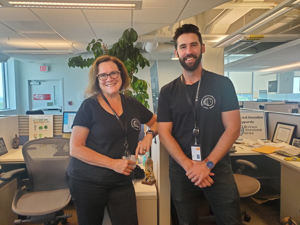 BuffaloGuild's tweet photo. Our members wore black on Wednesday at @TheBuffaloNews as we continued to show solidarity with our bargaining team, which met in person with @LeeEntNews and BN reps this week.
We're fighting for a fair contract to #protectlocaljournalism. Learn more: https://t.co/QTccYZrYDB https://t.co/9ssU09KCBb