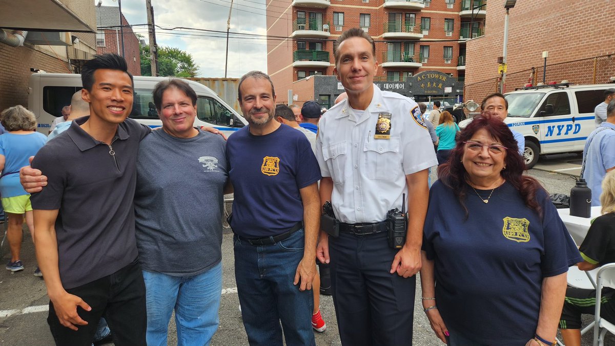 YiAndyChen's tweet photo. Cheers to our hardworking officers who keep our community safe! Joined our officers from the @NYPD109Pct for a day of barbecue.
#AndyChen #District40 #Queens #Flushing #109precinct #nypd https://t.co/fsUAN8ilLz