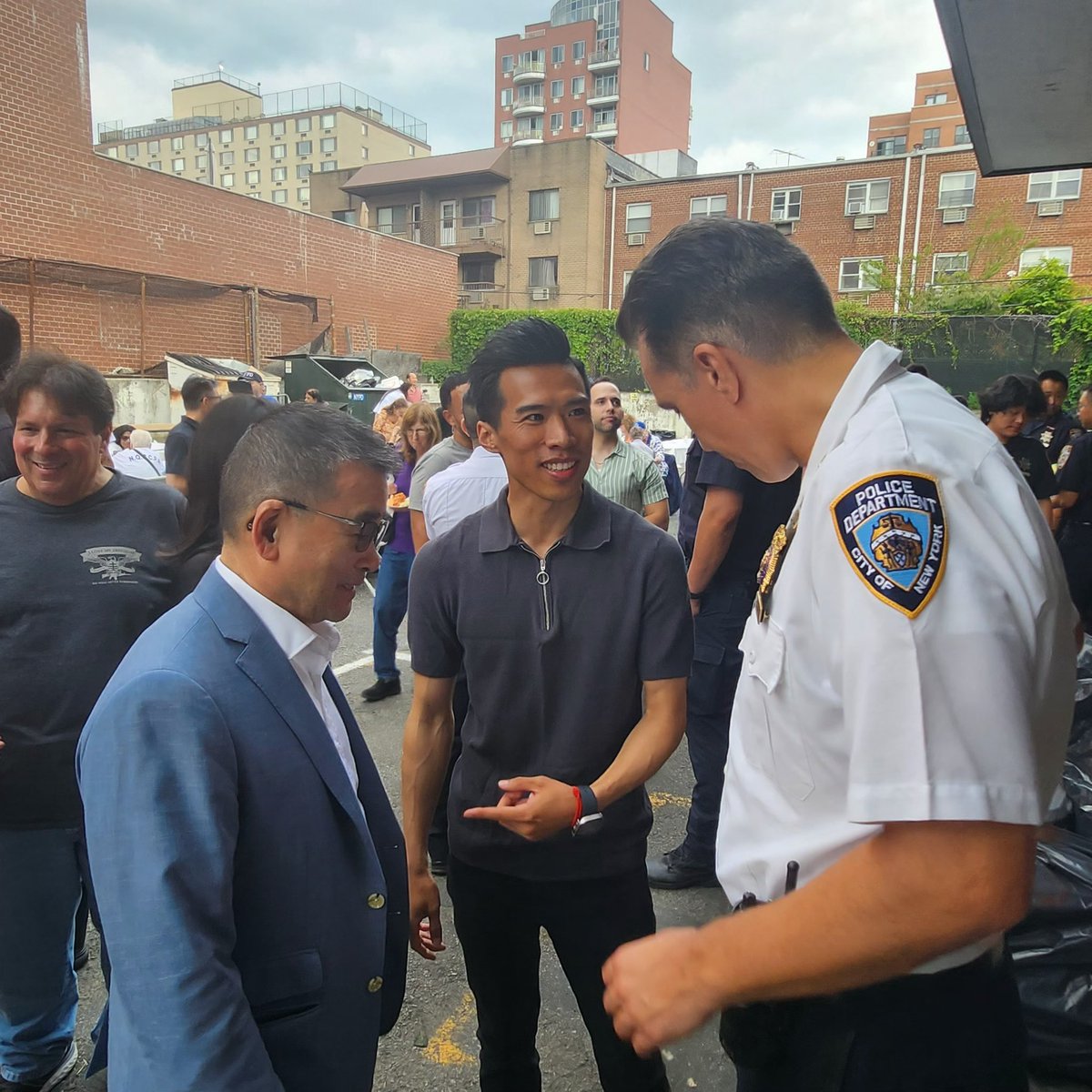 YiAndyChen's tweet photo. Cheers to our hardworking officers who keep our community safe! Joined our officers from the @NYPD109Pct for a day of barbecue.
#AndyChen #District40 #Queens #Flushing #109precinct #nypd https://t.co/fsUAN8ilLz