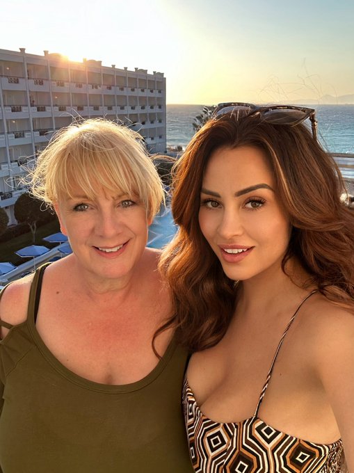 Happy birthday to my wonderful mum 🥳  Have a lovely day @lornalyonssmith I love you so much 🥰 https://t<a href="/tag/cosplay"class="tags"><span>#cosplay</span></a>