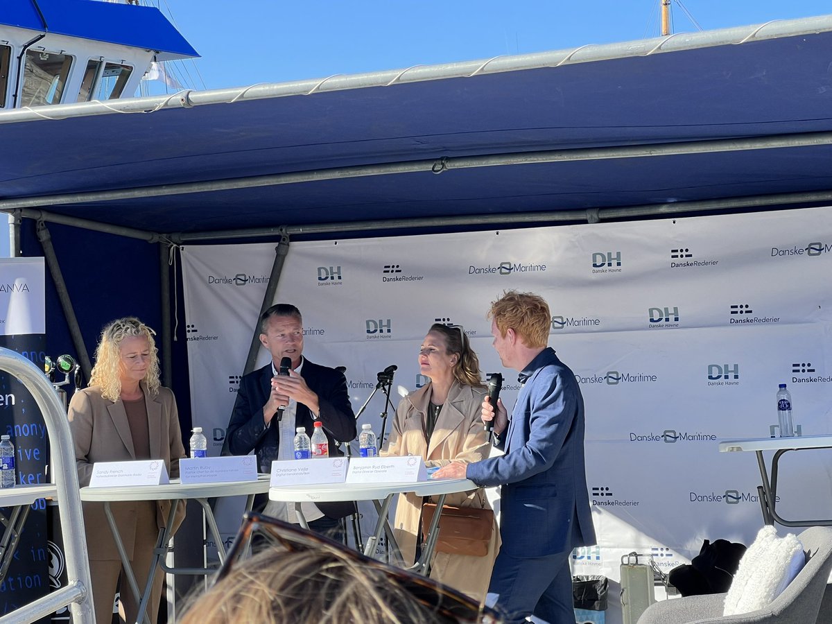 Skarp dialog mellem @DRNyheder ‘s Sandy French, <a href="/christianevejlo/">Christiane Vejlø</a> og <a href="/Meta/">Meta</a> ‘s Martin Ruby om falske reklamer på <a href="/facebook/">Facebook</a> , der svindler folk for penge og underminerer tilliden til vores digitale liv. #fmdk #dkfinans