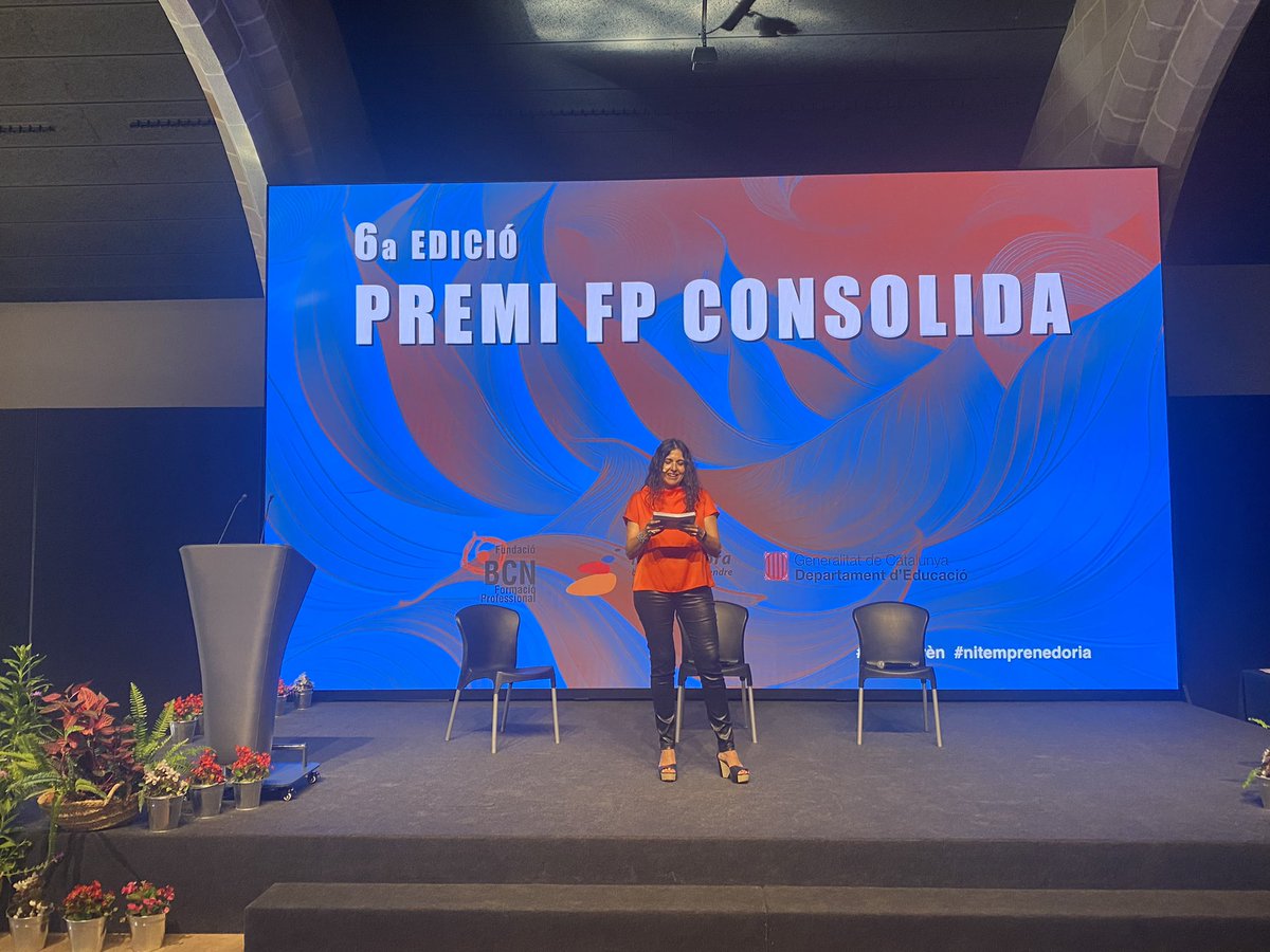 fundaciobcnfp's tweet photo. 🏅Passem al lliurament dels Premis #FPconsolida💪
🏆Els premiats són Iván Romero i Anna Laura Bertero de Blue Containers Company.
Felicitats!!!!🙌👏
Entrega el premi el Sr. Alejandro Ribó, director general de @NetmentoraCat. https://t.co/TAg6FUncdP