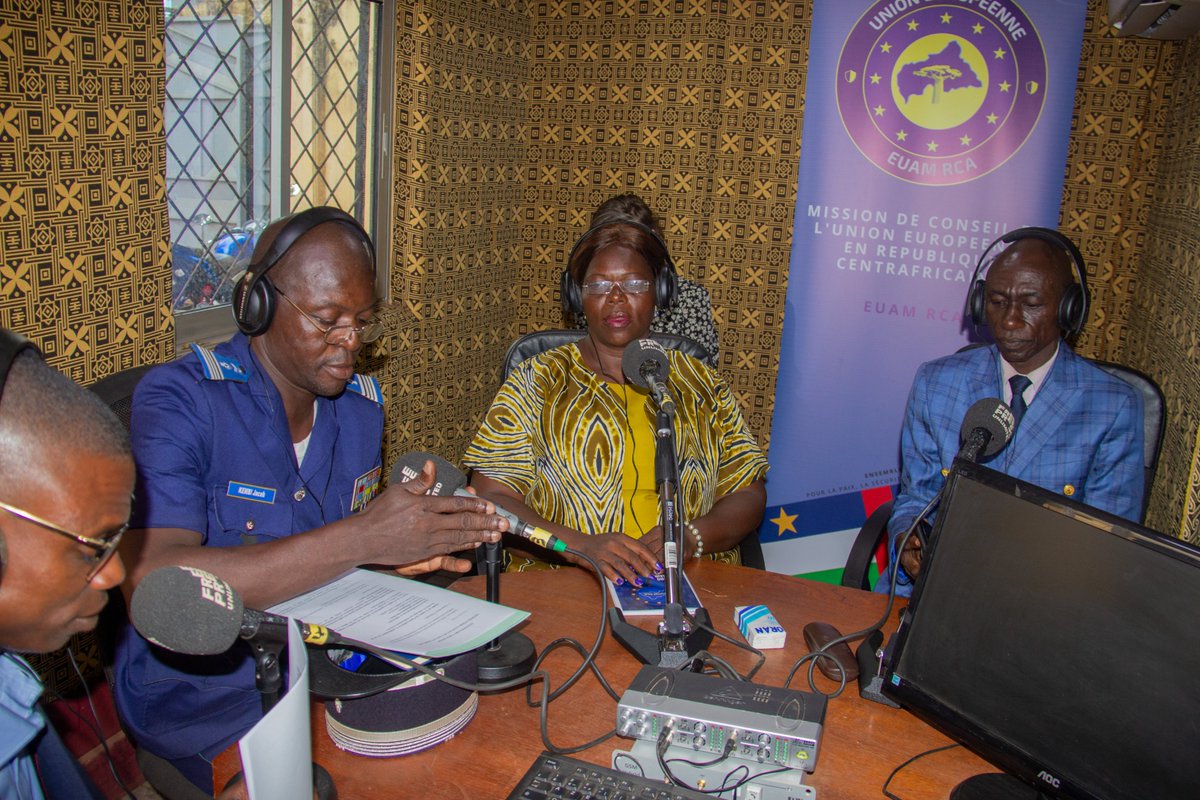 <a href="/EUAM_RCA/">EUAM-RCA</a> est honorée de commémorer la Journée internationale de l'Enfant Africain en organisant une table ronde sur le réseau de la radio communautaire de la #Centrafrique. Notre éminent panel comprend des experts des Forces de sécurité intérieure et du ministère de l'Éducation.