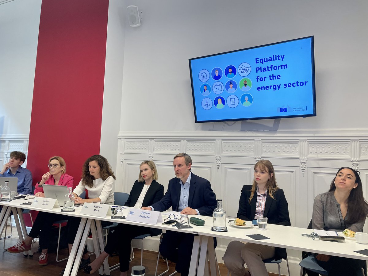 AK_EU_Int's tweet photo. Today at @FES_Brussels, existing EU & private sector initiatives on closing gender gaps in the energy sector & empowering young women to enter the field as well as outlooks on future opportunities & challenges in the #energytransition were discussed. #WomenInSTEM #JustClimate https://t.co/T1GDgxTblf