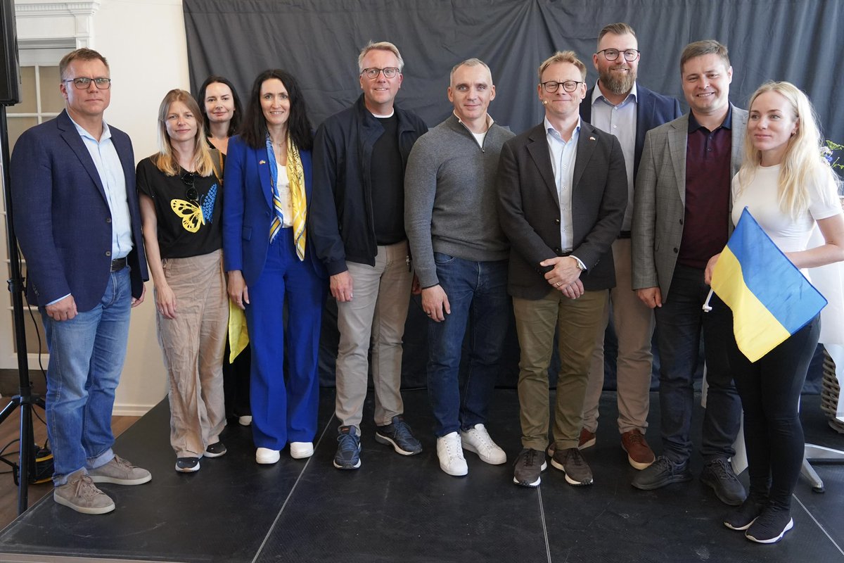 Morten Bødskov (@mfmorten) on Twitter photo Ukraines kamp for frihed er vores kamp for frihed.
Ukraine Fonden og <a href="/Eifo_fond/">Danmarks Eksport- og Investeringsfond</a> sikrer dansk erhvervsliv stærke bånd til ukrainske virksomheder. Mykolajivs borgmester, Oleksandr Sjenkevytj med stærk tale om dansk solidaritet med Ukraine på <a href="/Folkemoedet/">Folkemødet #fmdk</a> 🇩🇰💪🇺🇦 #dkpol Ukraines kamp for frihed er vores kamp for frihed.
Ukraine Fonden og <a href="/Eifo_fond/">Danmarks Eksport- og Investeringsfond</a> sikrer dansk erhvervsliv stærke bånd til ukrainske virksomheder. Mykolajivs borgmester, Oleksandr Sjenkevytj med stærk tale om dansk solidaritet med Ukraine på <a href="/Folkemoedet/">Folkemødet #fmdk</a> 🇩🇰💪🇺🇦 #dkpol