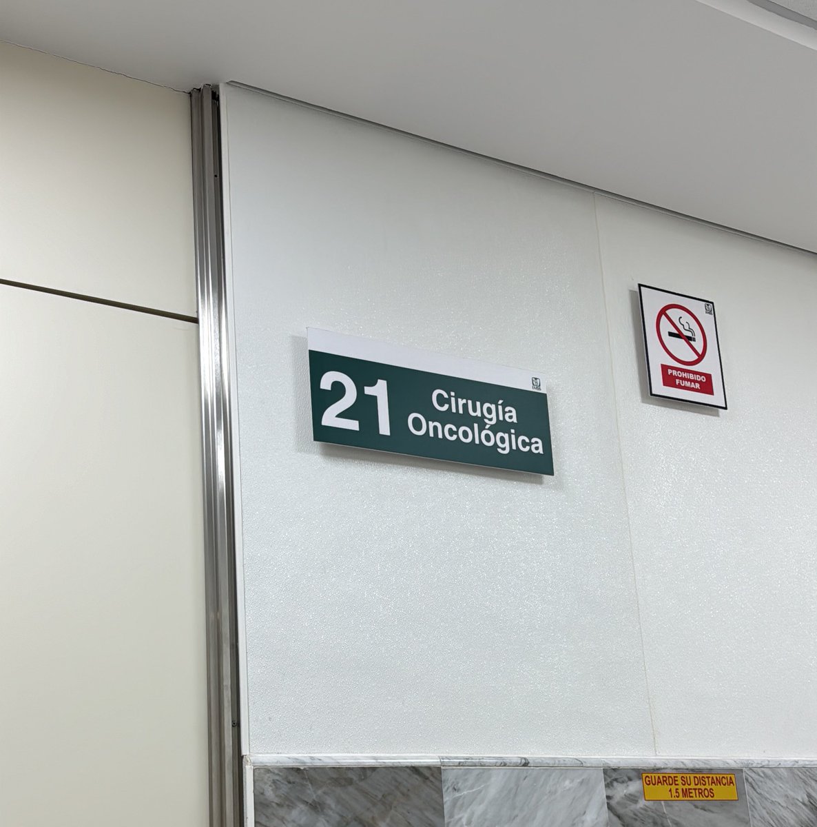 neoliberalover's tweet image. Estoy en la clínica 32 del IMSS, una señora está hablando con el oncólogo, le está diciendo que hoy es (era) su primer quimioterapia, pero no hay medicamento

Que perra impotencia y desesperación.
Ya la mandaron con el subdirector para ver qué puede resolver. 
¿Qué le va a…